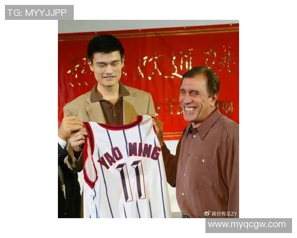 姚明回忆往昔岁月寻找珍贵照片重温篮球辉煌时刻与家人朋友的温馨瞬间