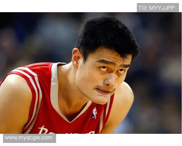 姚明凝视球衣背后的故事与篮球梦想的传承与启示