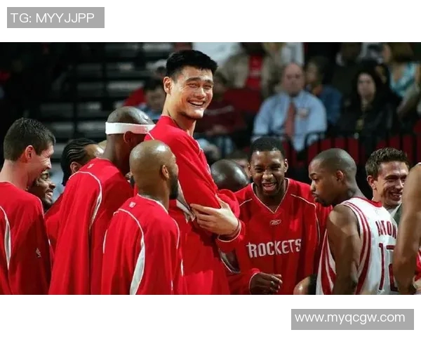 粉丝热情高涨齐声呼喊姚明展现篮球传奇魅力