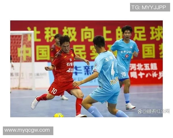 足球明星现身机场进行直播粉丝狂欢互动引发热议