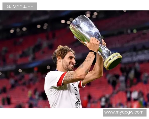 足球明星荣耀时刻高清捧杯瞬间展现激情与梦想的完美结合 足球明星荣耀时刻高清捧杯瞬间展现激情与梦想的完美结合